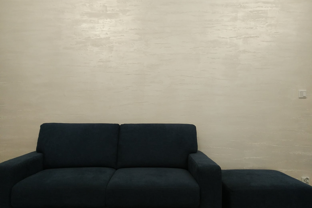 Cameleo projects hor-10 Strukturalna farba na ścianie w salonie